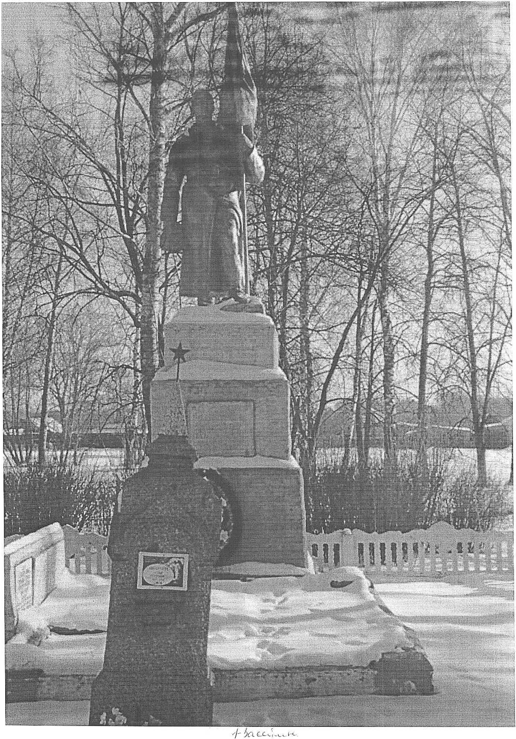 Сооружение историческое - Братская могила воинов Советской Армии погибших в период Великой Отечественной войны. Захоронено и установлено фамилий на 40 человек.